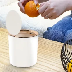 AIZHENCHEN Soptunnor-Mini Skrivbords Papperskorg med Lock 2,6 Liter Liten Plastavfallsbehållare för Bord för Badrum Kontor Sminkbord och Kök Vit