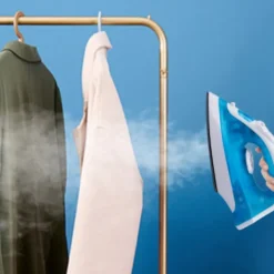 Strykjärn-Torr, spray och vertikal strykning i blått, handhållen ånga