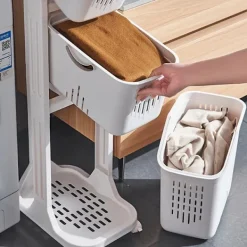 Tvättillbehör-Vagn på hjul med 3 tvättkorgar och praktisk hylla