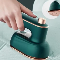 Strykjärn-Vikbar portabel mini hemrese strykjärn, lämplig för lätta tyger, med justerbart handtag i mörkgrönt